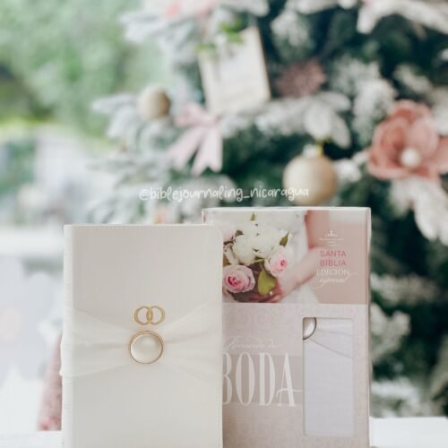 Biblia Santa Reina Valera 1960 de edición especial, diseñada como un recuerdo de bod