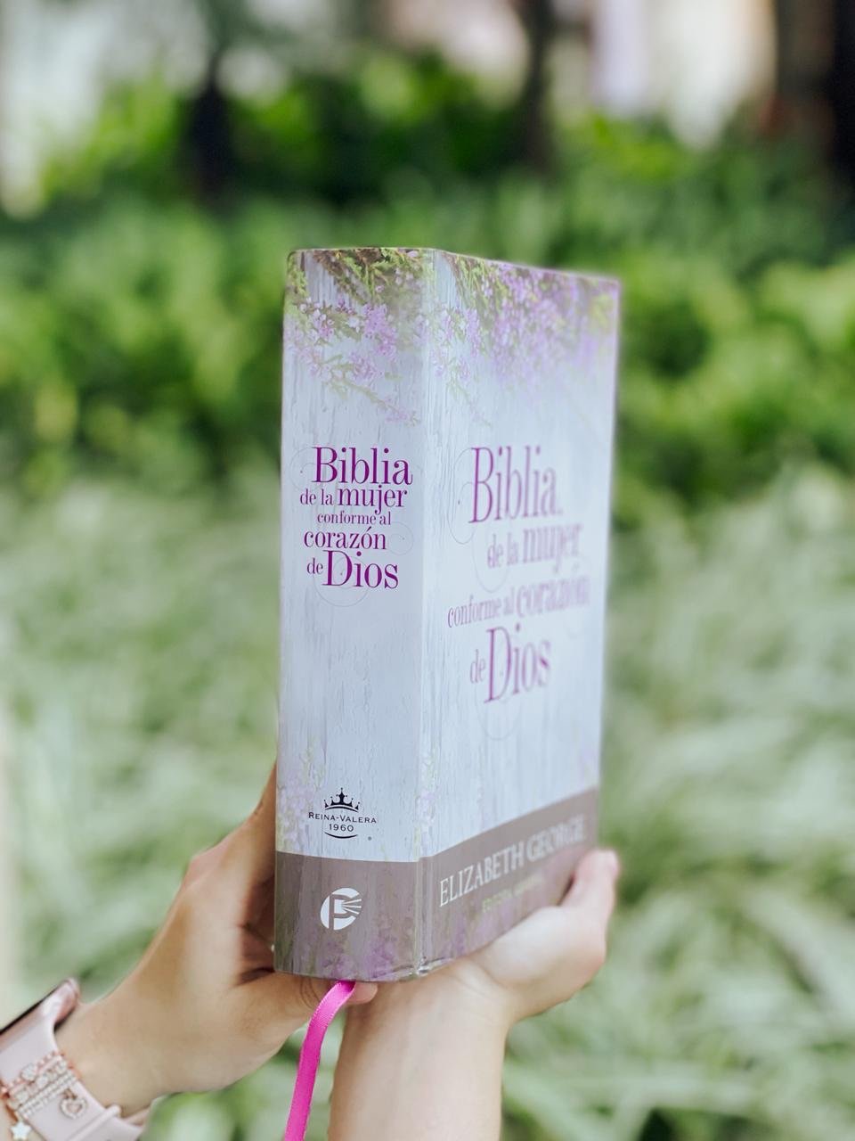 Biblia de la mujer conforme al corazón de Dios | Tapa dura - Image 2