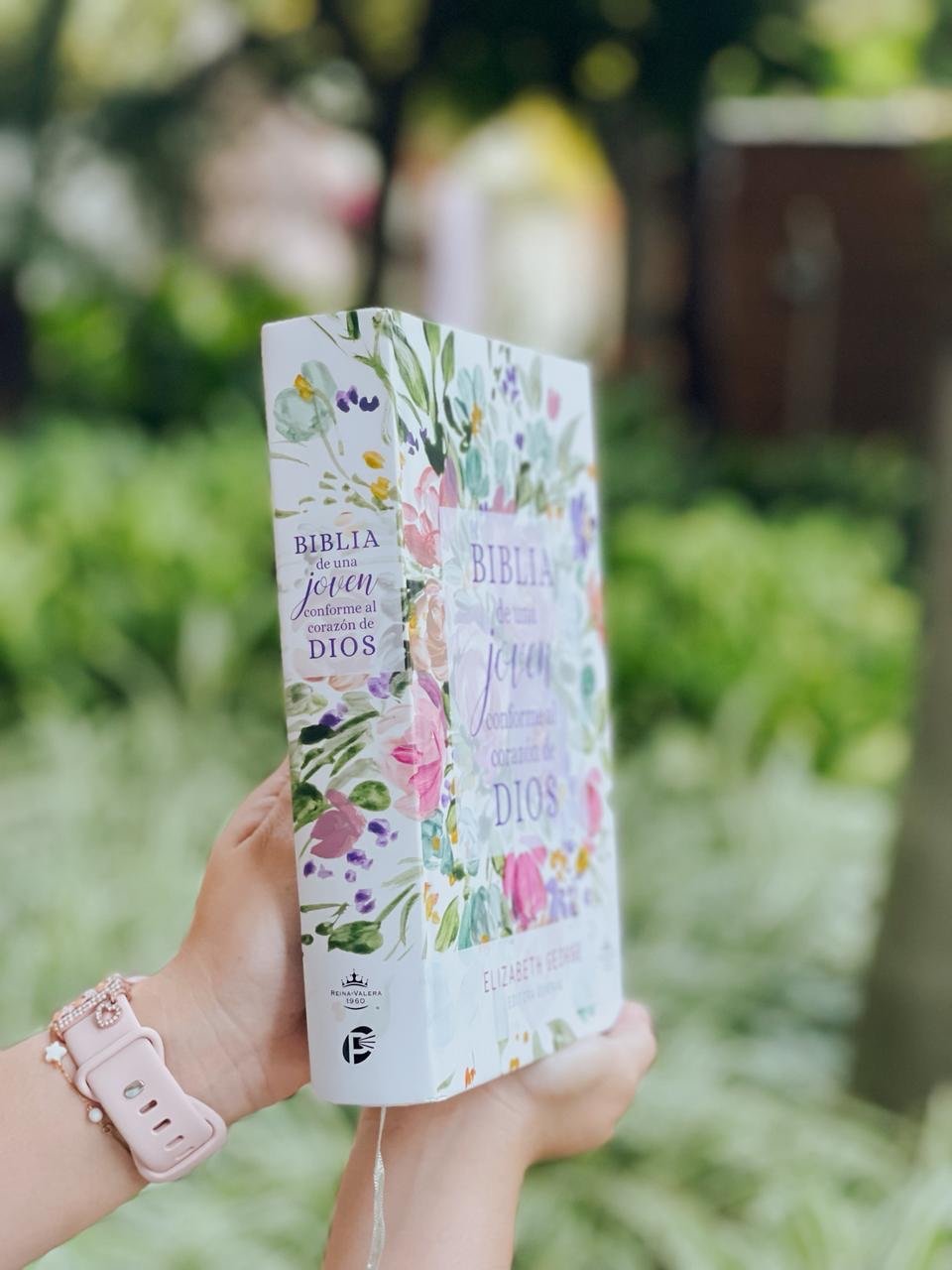 Biblia de Una Joven Conforme Al Corazón de Dios: Tapa Dura - Image 2