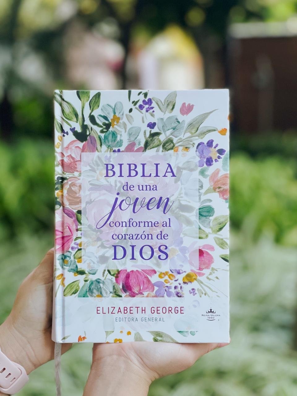 Biblia de Una Joven Conforme Al Corazón de Dios: Tapa Dura