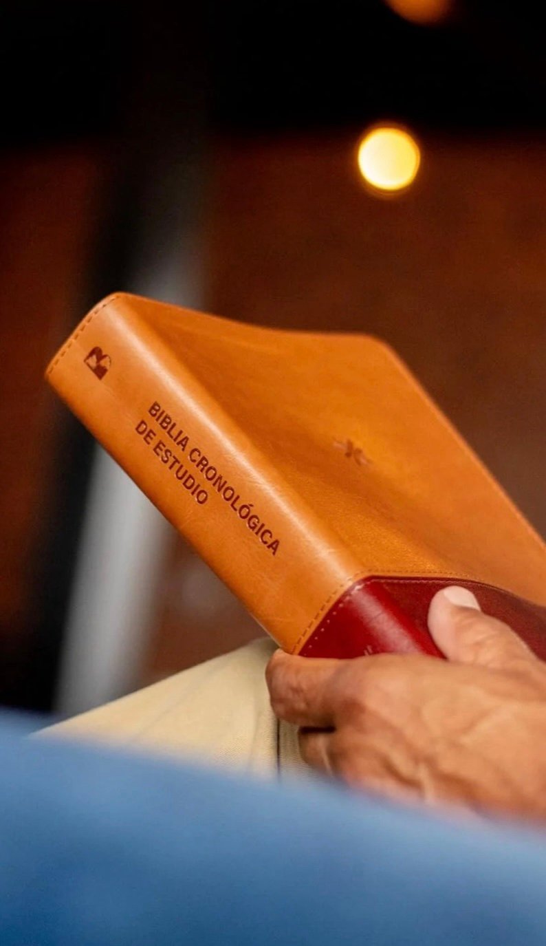Biblia Cronológica de Estudio NBLA Tapa Flexible Café