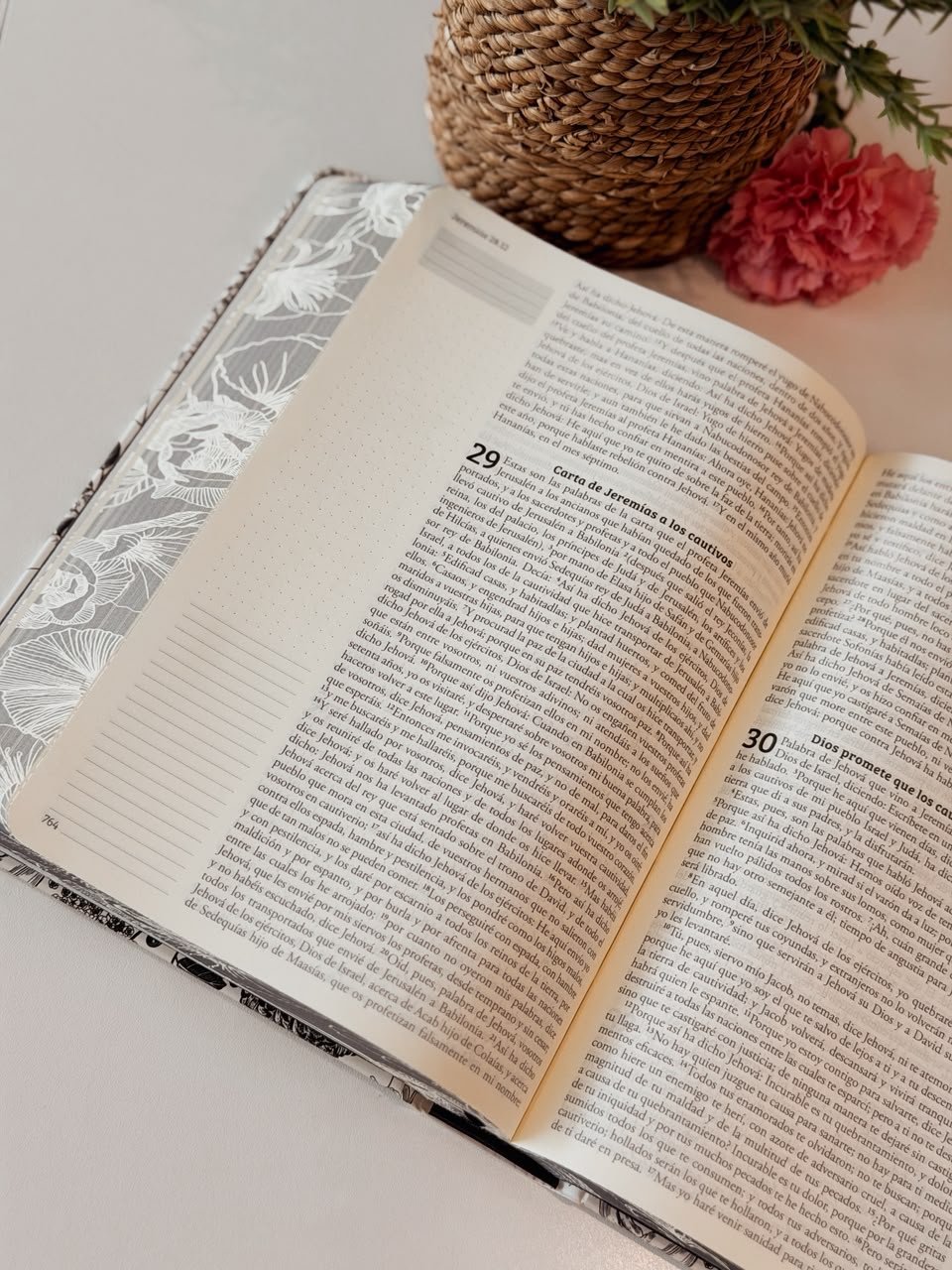 BIBLIA DE APUNTES REINA VALERA 1960 TAPA DURA BLANCO NEGRO FLORAL - Image 3