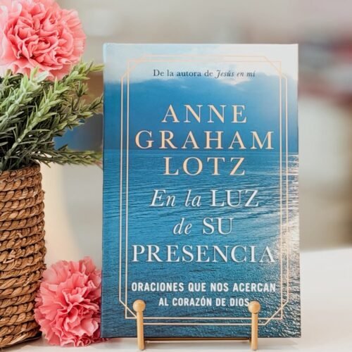 En la Luz de Su presencia [Libro]
Oraciones que nos acercan al corazón de Dios