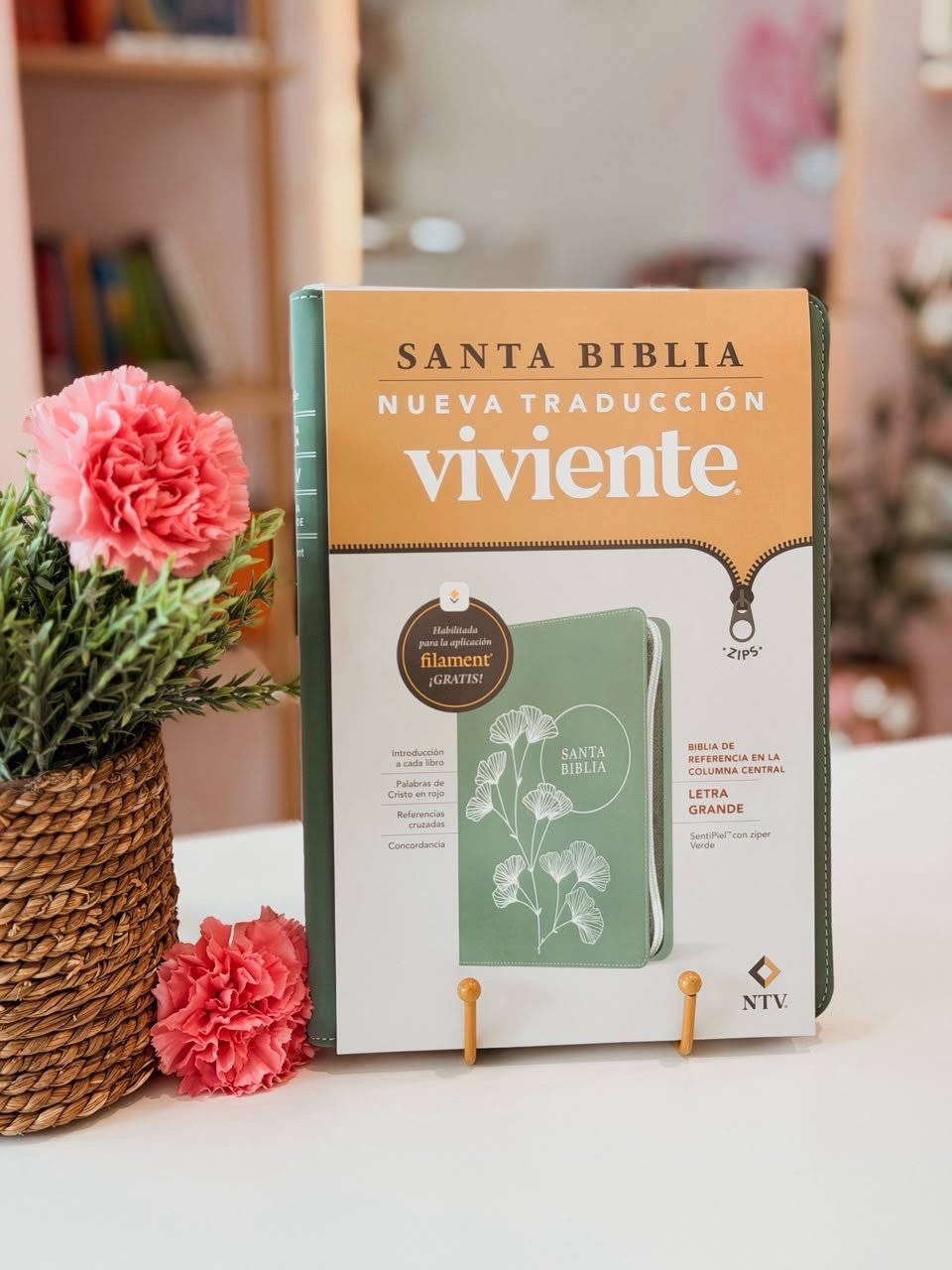 Biblia de referencia en la columna central NTV, letra grande