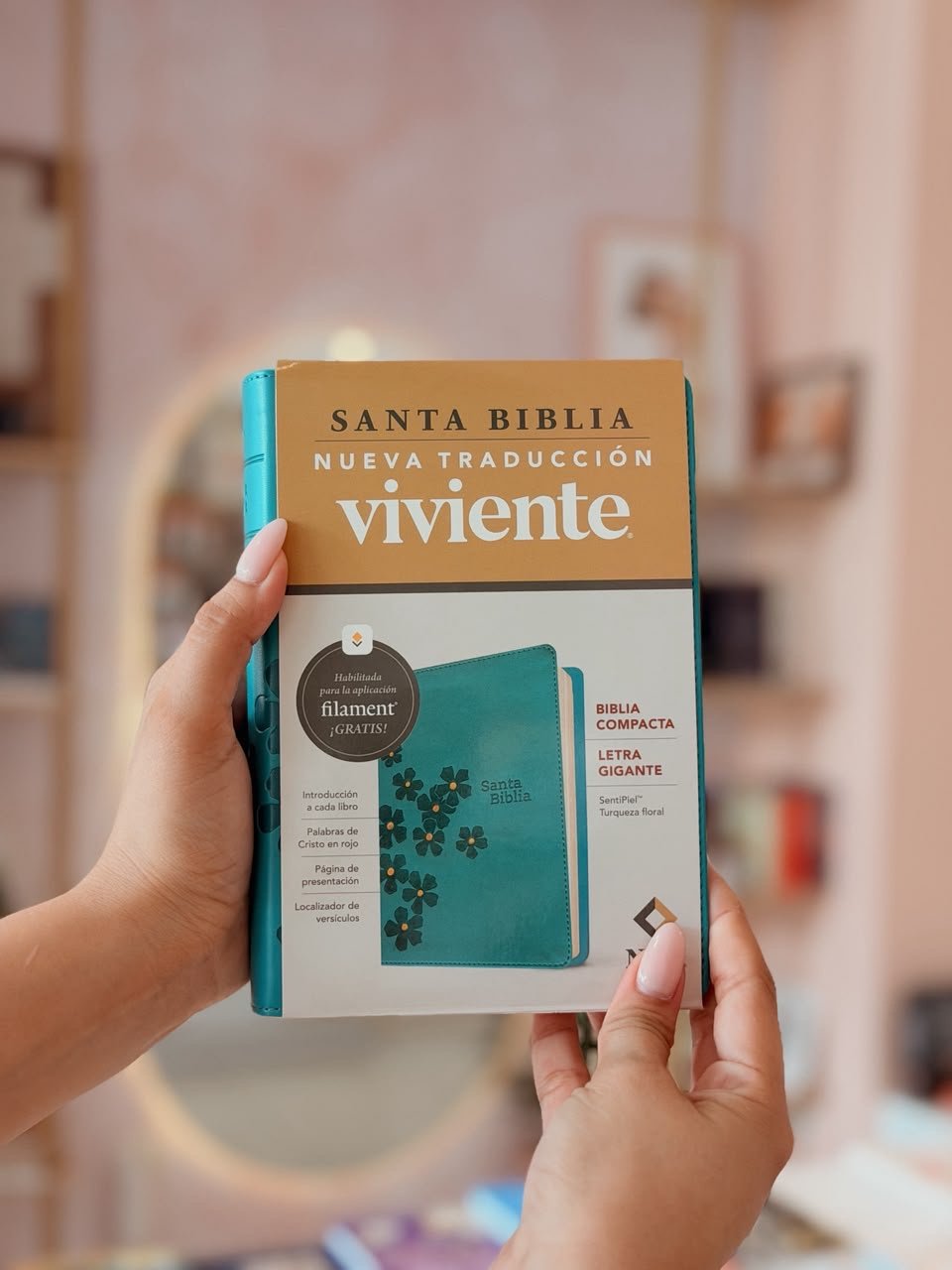 Biblia compacta NTV, letra gigante con Filament (SentiPiel, Turquesa floral, Letra Roja) (Spanish Edition)