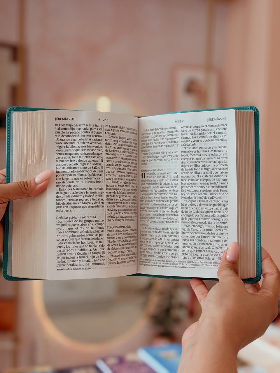 Biblia compacta NTV, letra gigante con Filament (SentiPiel, Turquesa floral, Letra Roja) (Spanish Edition) - Image 3