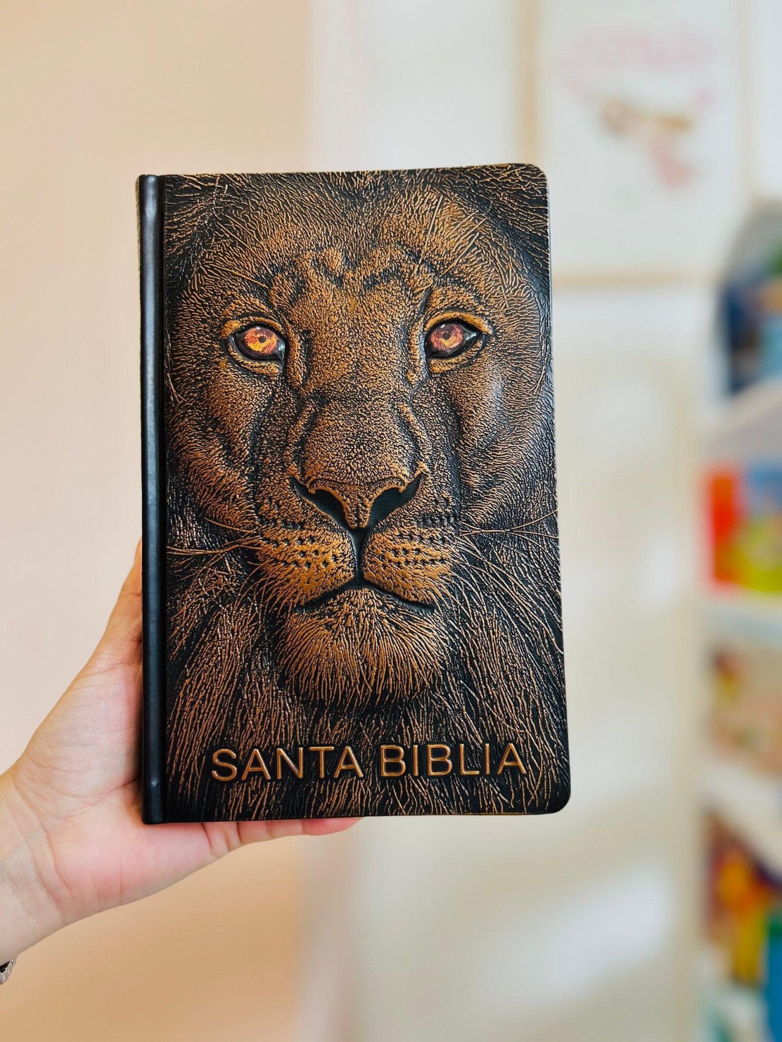 Biblia RVR 1960 Letra grande León de Judá edición especial bronce - Image 3